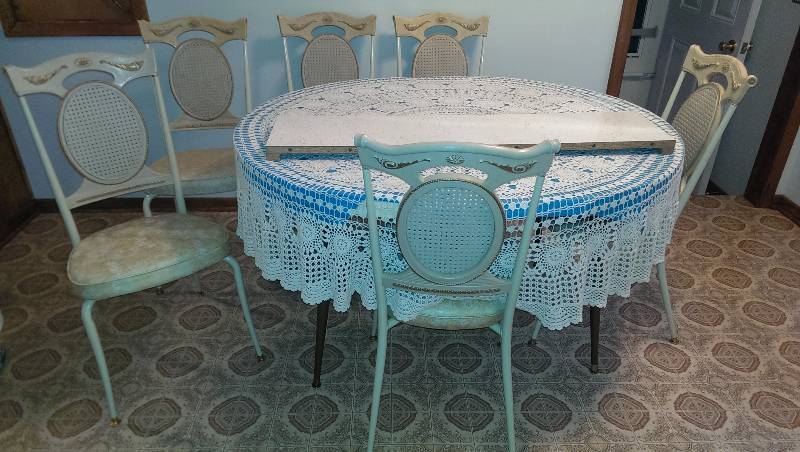 Dining Room Table with two leaves and six chairs