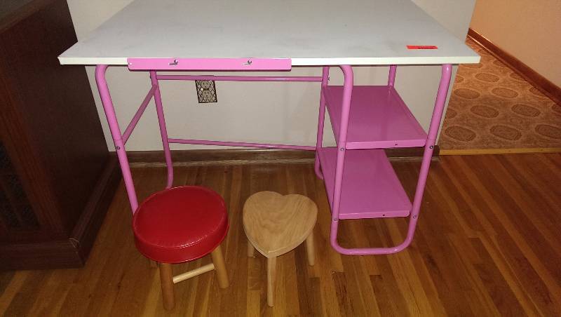 Pinkwhite desk and two footstools