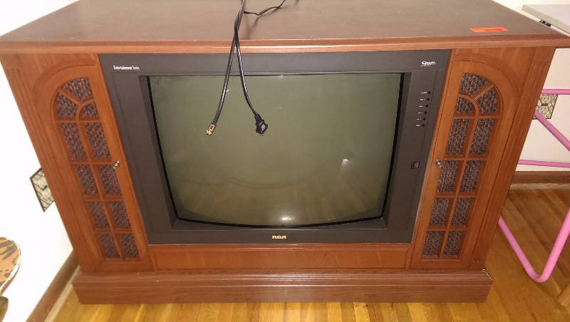 RCA 24console tv with remotes (45 in-W, 30 in-H,19 inD)