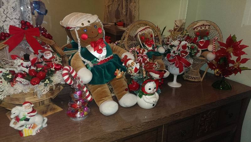Stuffed gingerbread dolls, xmas bouquets, misc