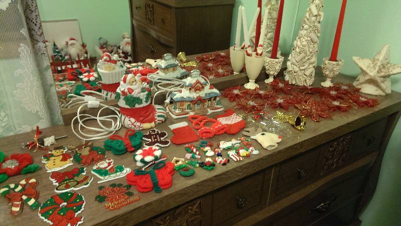 Christmas refrigerator magnets, two lighted xmas decorations, shell decorations