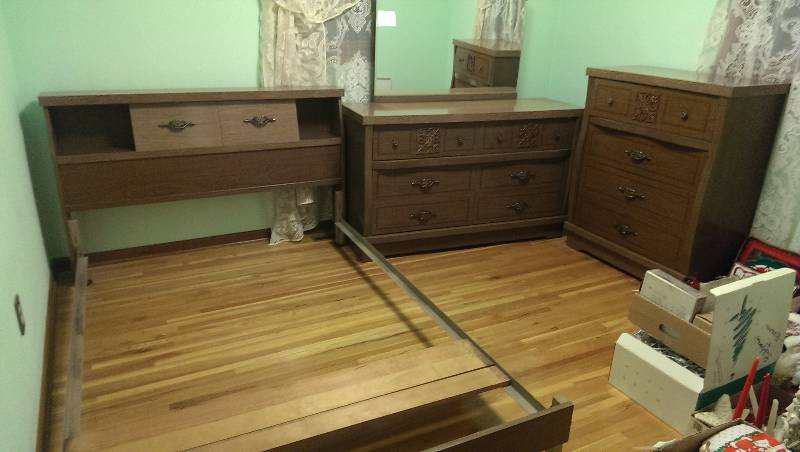 Full size bedroom set- two dressers and bed frame with headboard