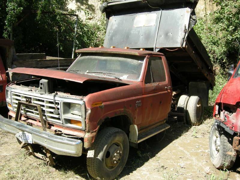 lot 4 image: 1986 Ford F350 4x4 Dump Truck