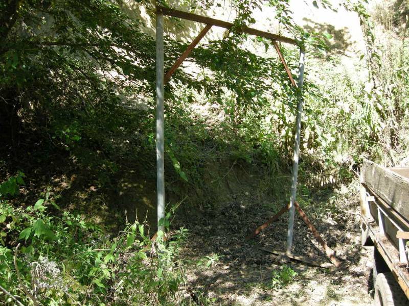 lot 81 image: Homemade hoist stand