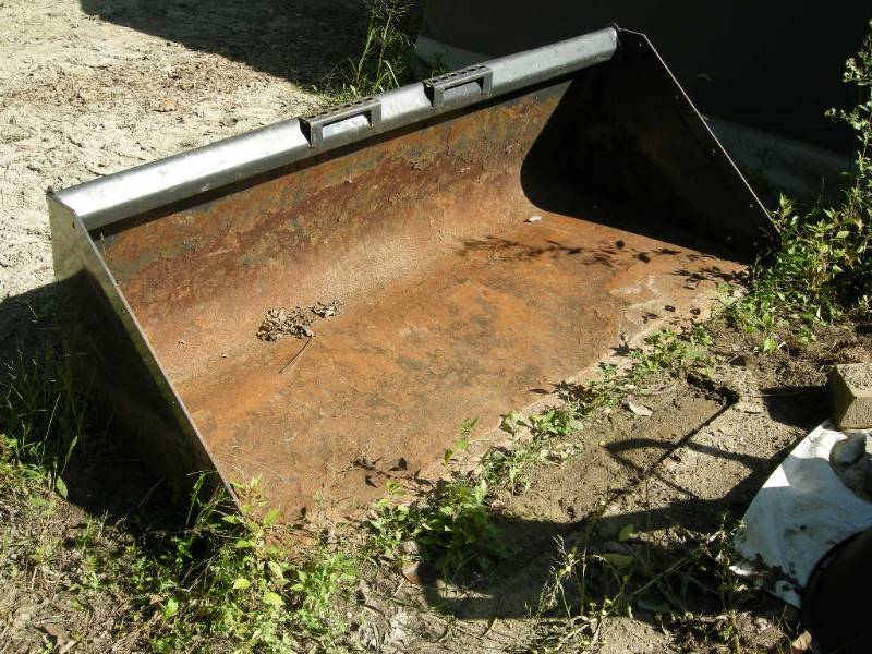 lot 10 image: Bobcat 80 snow bucket