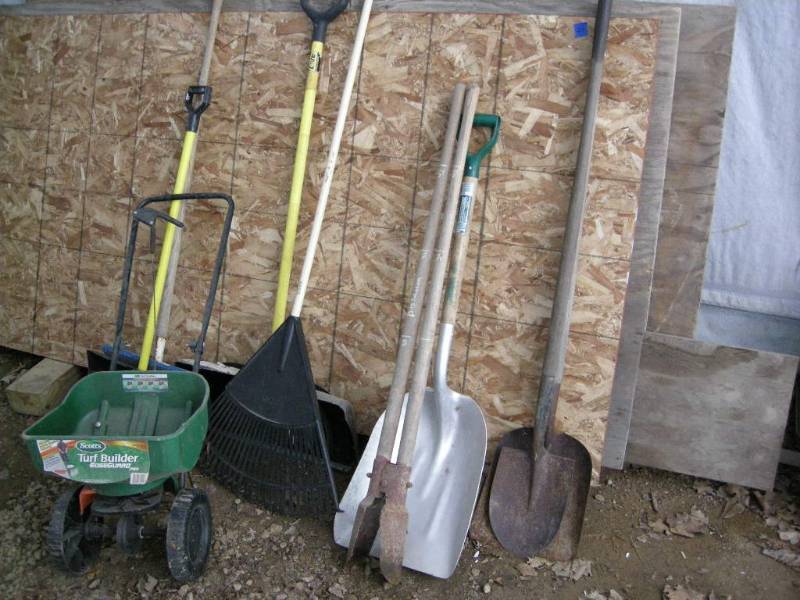 lot 25 image: Spreader Shovels Rake