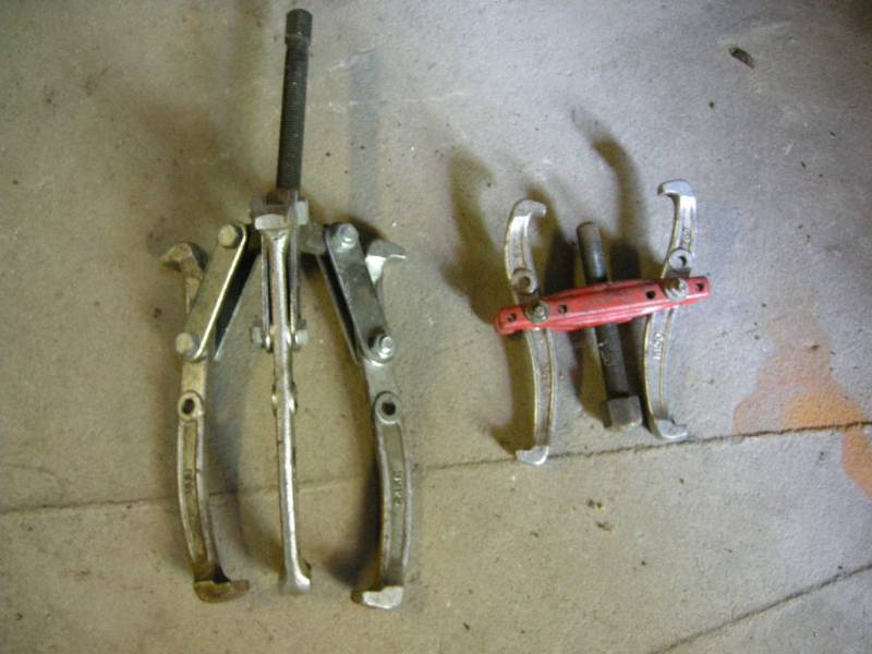 lot 55 image: Gear pullers
