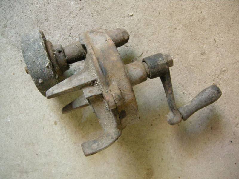 lot 62 image: Antique hand grinding wheel