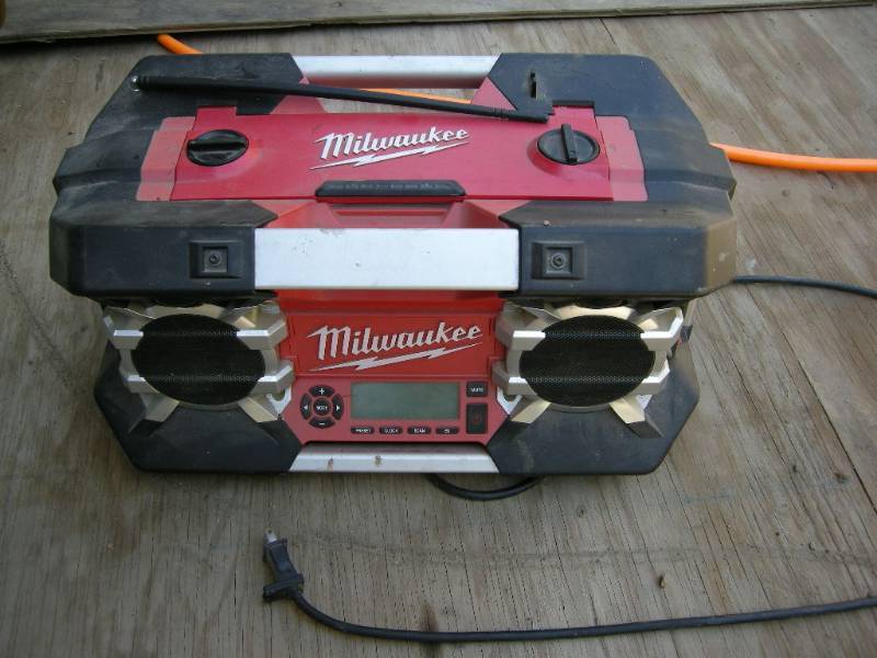 lot 75 image: Milwaukee Jobsite radiocharger