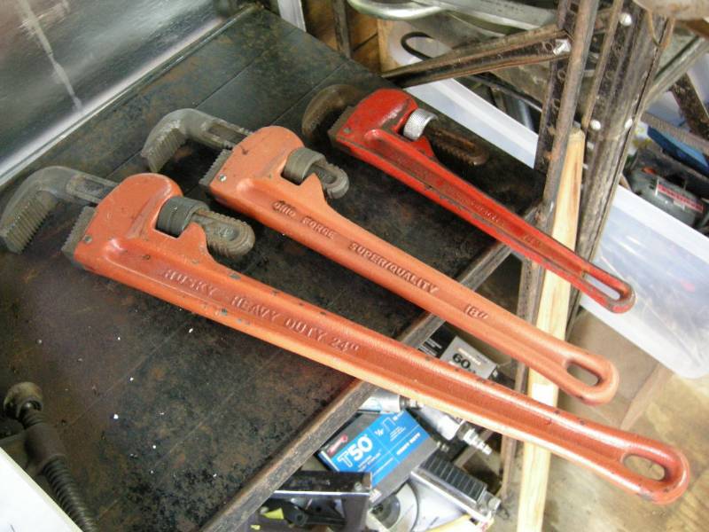 lot 76 image: 3 pipe wrenches
