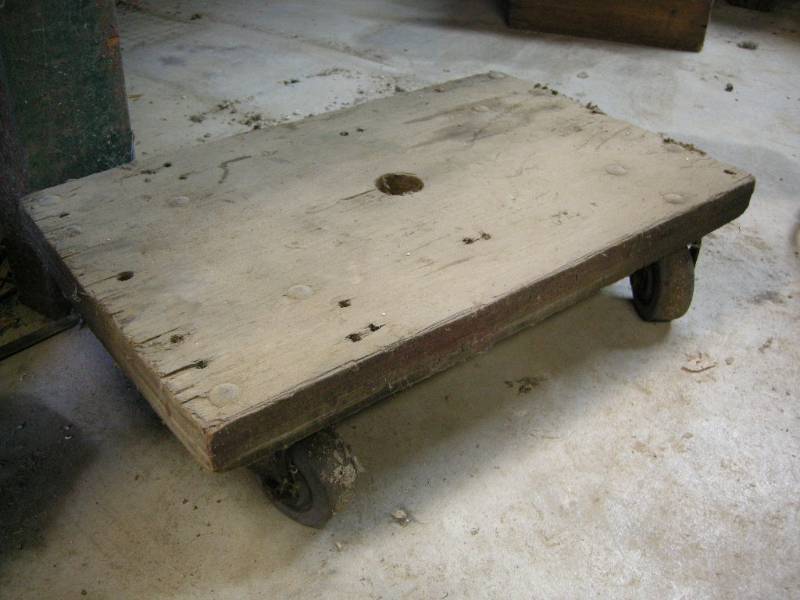 lot 114 image: Roll-around cart