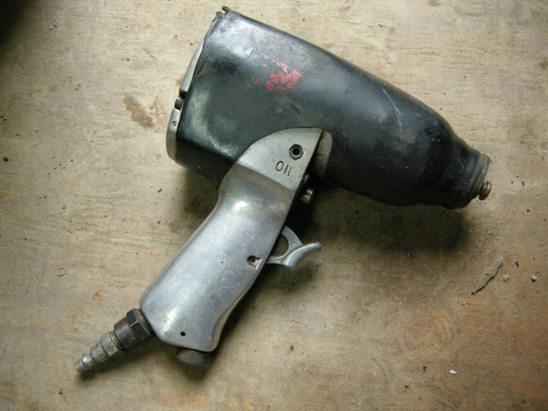 lot 124 image: Popular Mechanics 12 air impact wrench