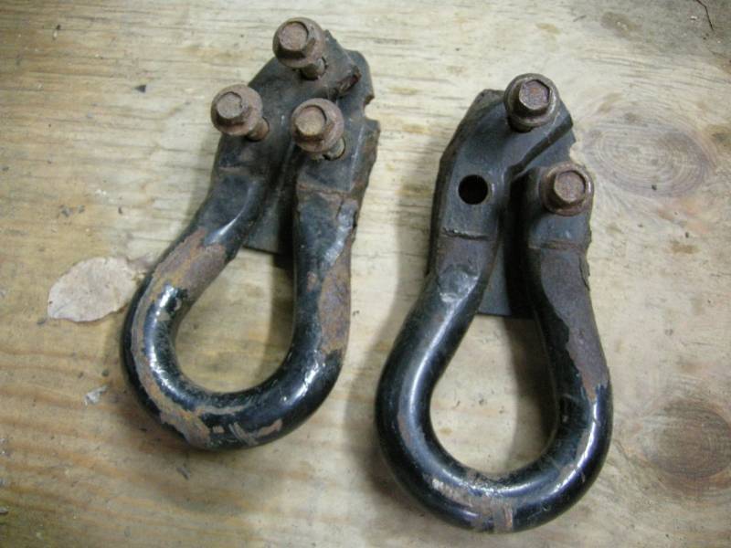 lot 143 image: Vehicle hook off dealies