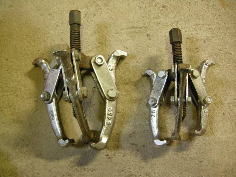 lot 167 image: 2 gear pullers