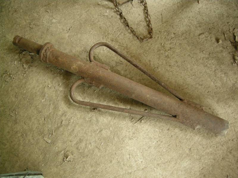 lot 186 image: Post hole pounder
