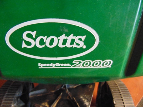 lot 8 image: Scotts Fertilizer Spreader