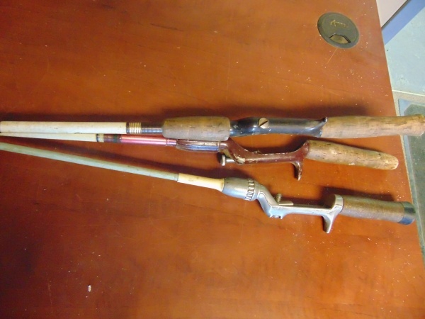 lot 16 image: (3) Fishing Rods and (1) Fishing Net