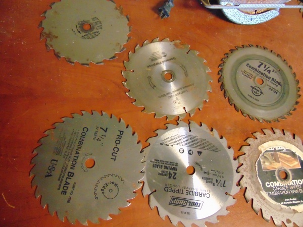 lot 30 image: Circular Saw With (12) Blades