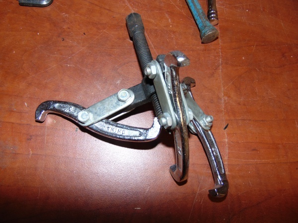 lot 43 image: Misc Tools and Puller