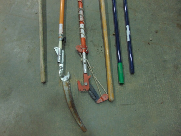 lot 81 image: Lawn Tools