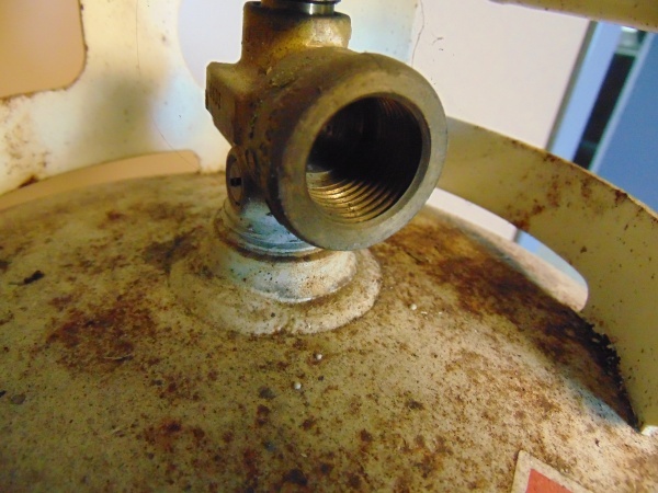 lot 128 image: (2) LP Tanks