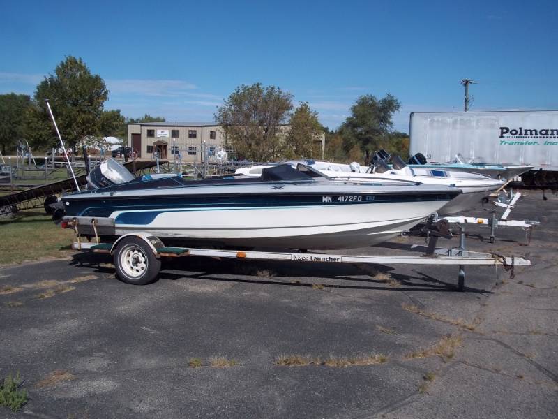 lot 1 image: 1987 Larson Boat with 110 Evinrude