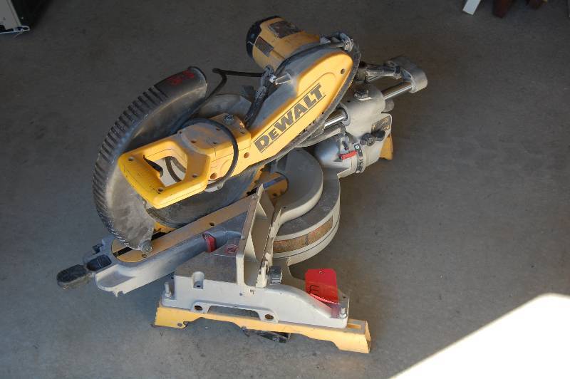 lot 260 image: Dewalt Miter Saw