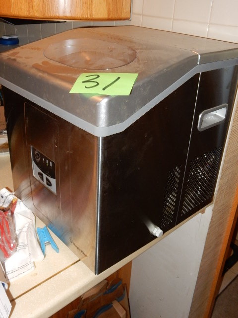 lot 31 image: Magic Chef, Table Top Ice machine