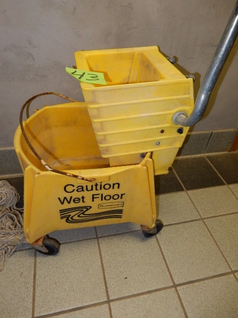 lot 43 image: Rubbermaid Wash Bucket, Squeezer, and mop