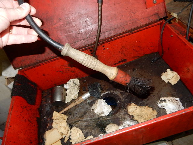 lot 59 image: Parts washing bin, includes liquid barrel