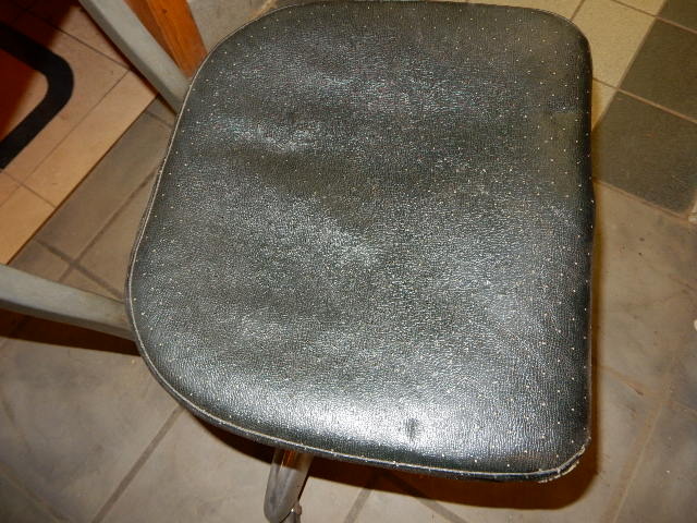 lot 68A image: GOODFORM office chair.. Aluminum and upholstery.. Propeller base