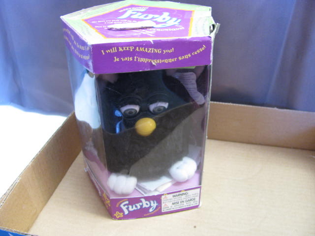 Furby new in the box Canadian Furby electronic 1998 never used with instructions.