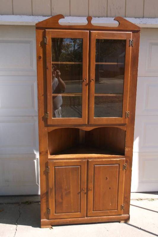 Corner Hutch