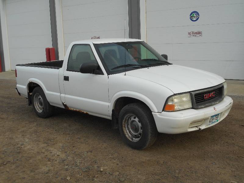 lot 1 image: 2002 GMC Sonoma SL, 2.2Liter Inline...