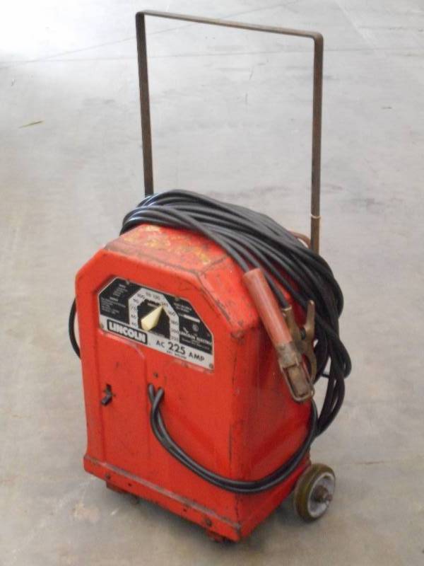 lot 14 image: Lincoln AC-225 Arc Welding Set, Com...