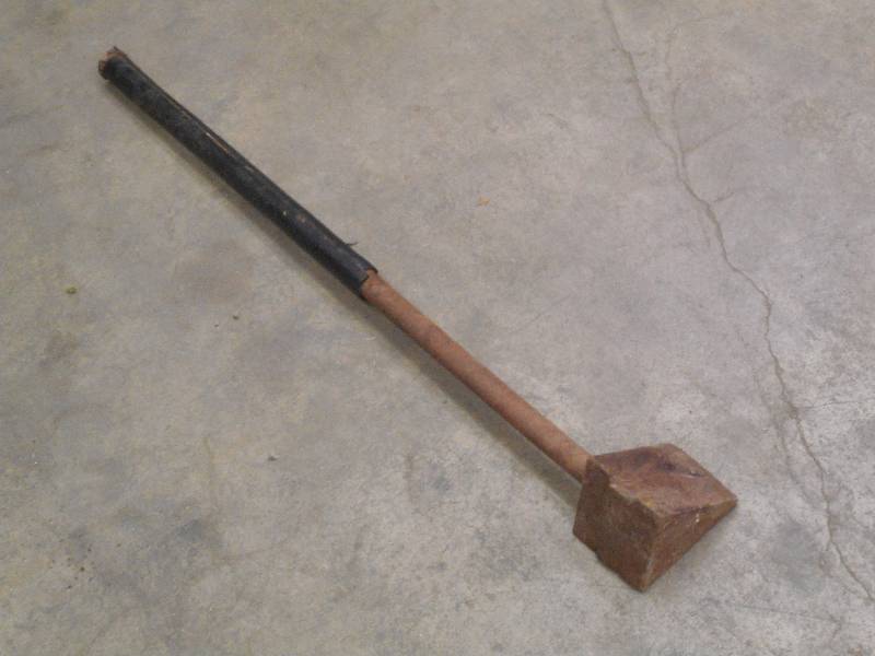 lot 17 image: Vintage Heavy Duty Splitting Maul ...