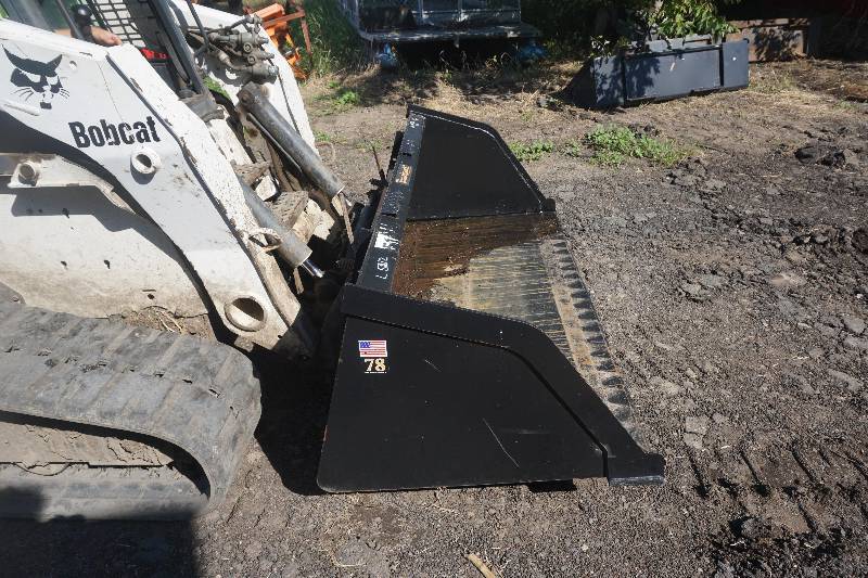 Tomahawk Universal Mount Bobcat Skid Loader Skid Steer 78 SnowMulch Bucket