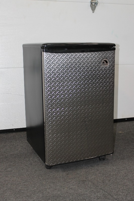lot 13 image: IGLOO Refrigerator