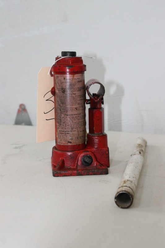lot 39 image: Hydraulic jack - 2 Ton