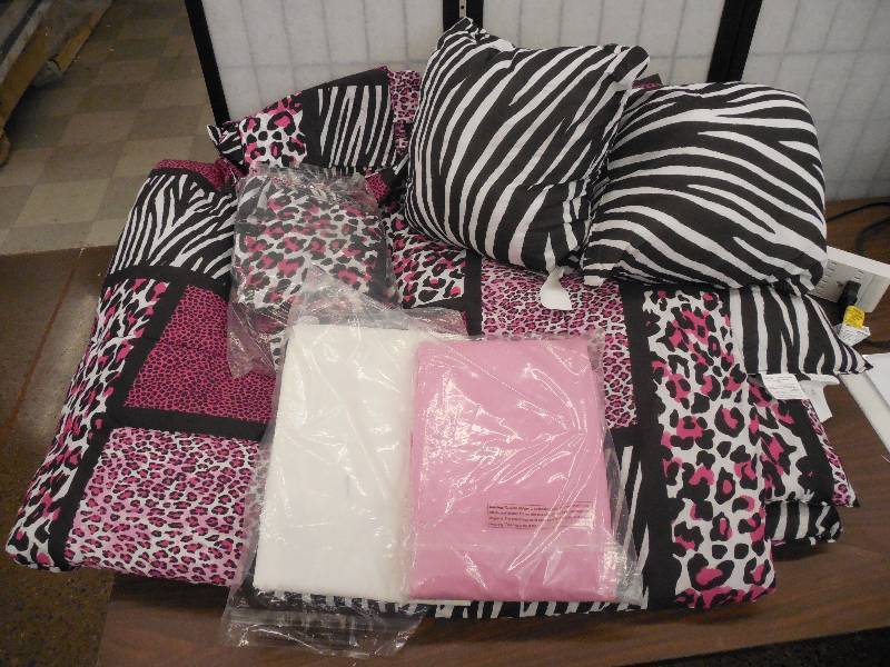 lot 63 image: Safari Pink 20pc Bedroom Set - Full