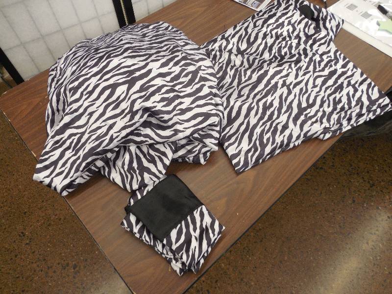 lot 68 image: Printed Satin Sheet Set - Full