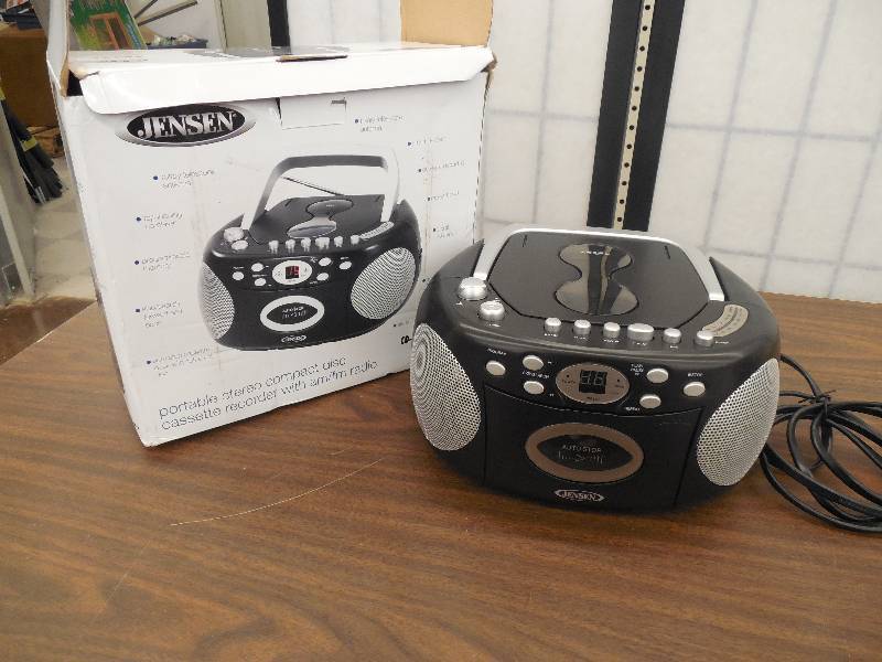 lot 11 image: Jensen CD-540 Portable Stereo Compact Disc Cassette Recorder with AMFM Radio