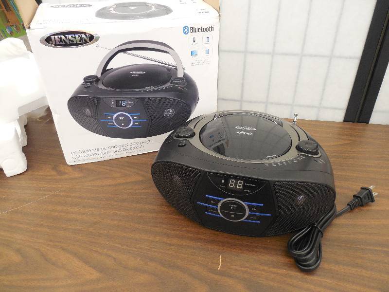 lot 12 image: Jensen AMFM Radio CD Boombox with LED Display - Black