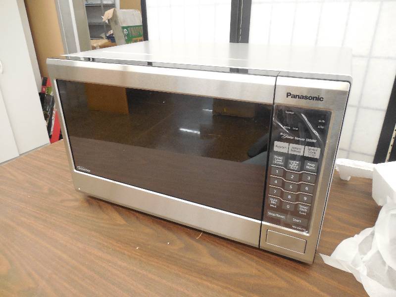 lot 19 image: Panasonic Silver 1.2 Cu. Ft. Microwave Oven
