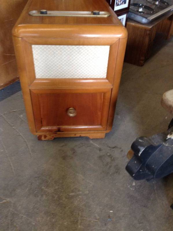 lot 1 image: Vintage Howard Radio
