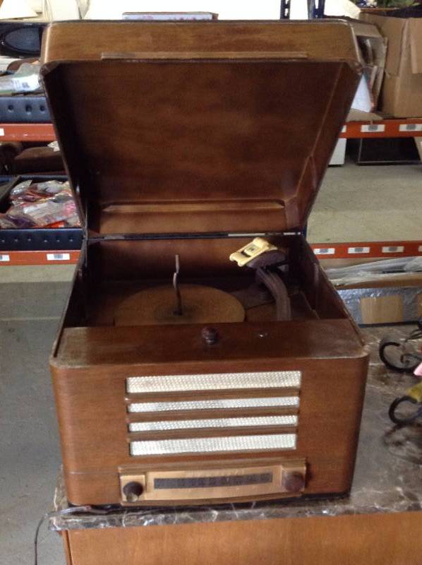 lot 2 image: Vintage Admiral Radio
