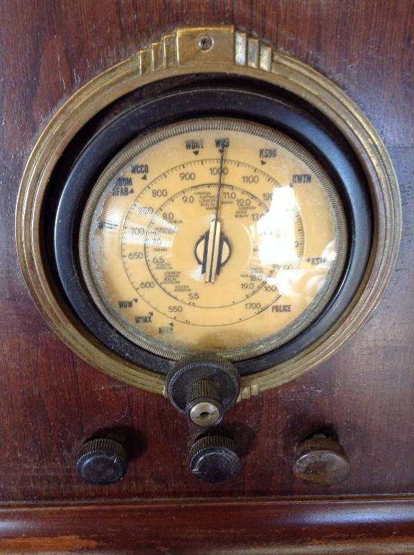 lot 3 image: Vintage Philco Radio
