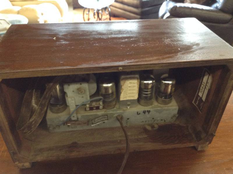 lot 5 image: Vintage Philco Transitone Radio