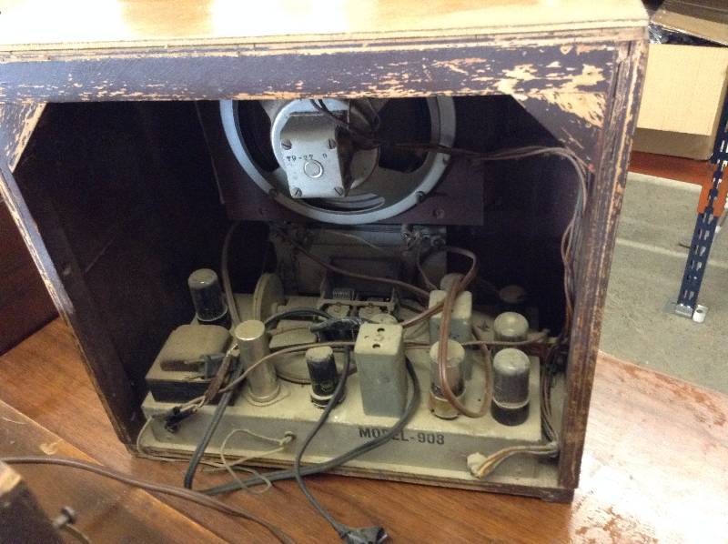 lot 6 image: Vintage Coronado Radio