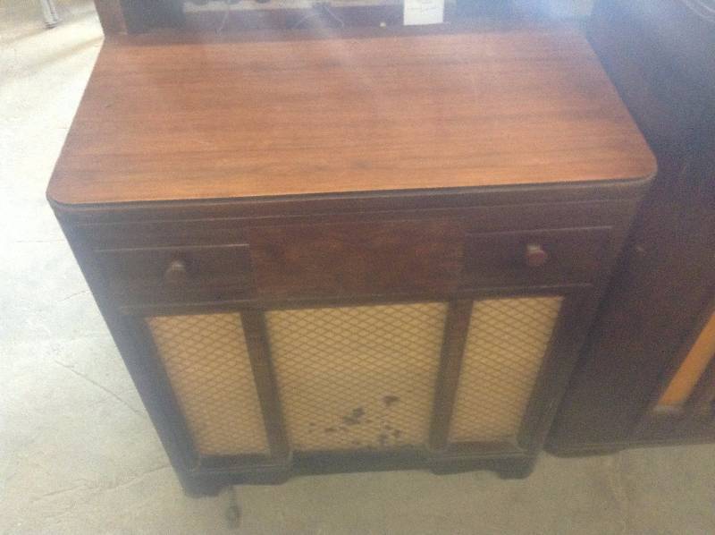 lot 7 image: Vintage American Overseas Radio